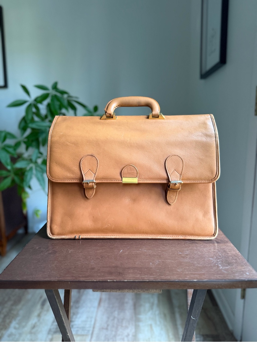 Classic Tan Leather Briefcase with Adjustable Shoulder Strap